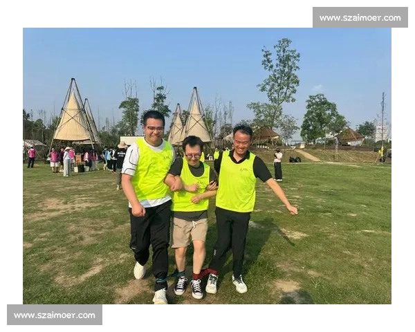 三人四足比赛中的团结与默契：一次深刻的团队协作体验